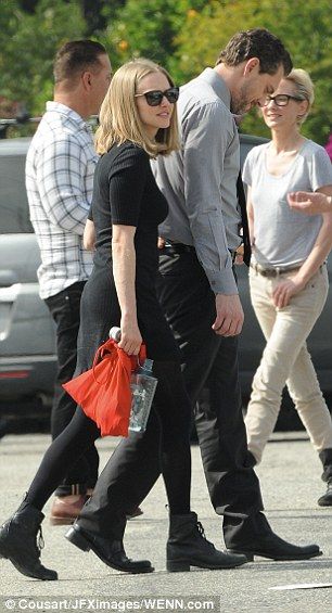 Η Amanda Seyfried επιβεβαίωσε τις φήμες που τη θέλουν ζευγάρι με τον Thomas Sadoski