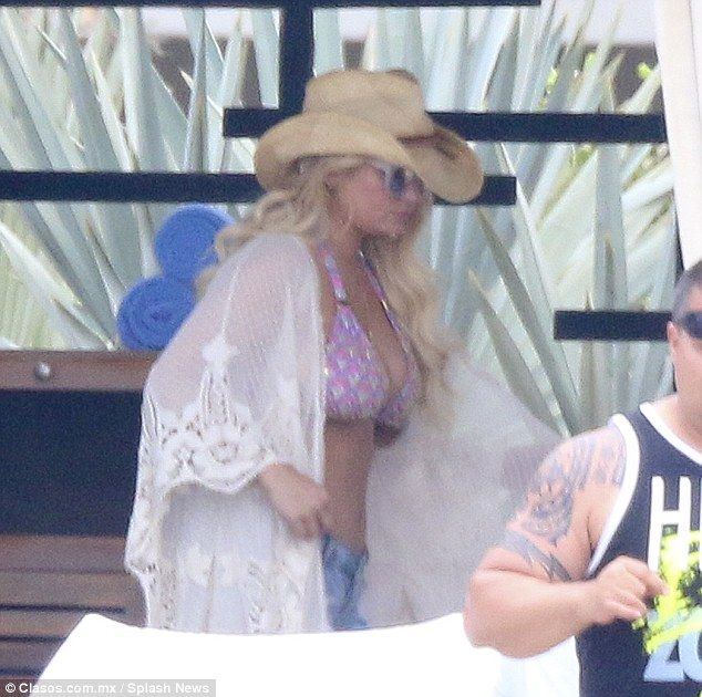 Αυτή η εμφάνιση της Jessica Simpson με μαγιό, είναι ό,τι πιο κακόγουστο θα δεις σήμερα!