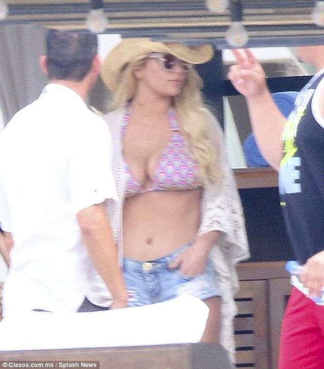 Αυτή η εμφάνιση της Jessica Simpson με μαγιό, είναι ό,τι πιο κακόγουστο θα δεις σήμερα!