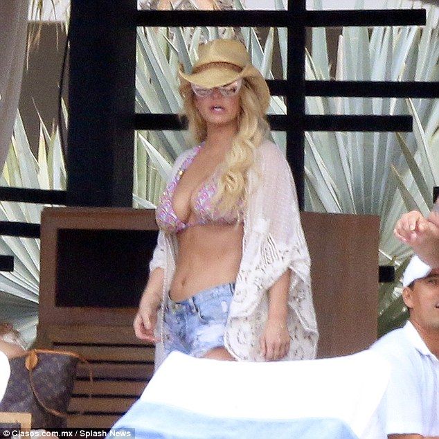 Αυτή η εμφάνιση της Jessica Simpson με μαγιό, είναι ό,τι πιο κακόγουστο θα δεις σήμερα!
