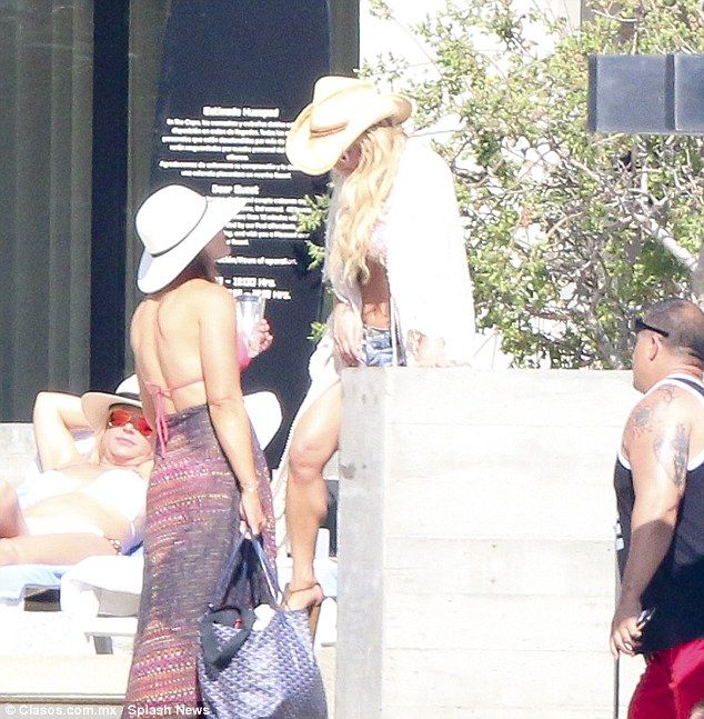 Αυτή η εμφάνιση της Jessica Simpson με μαγιό, είναι ό,τι πιο κακόγουστο θα δεις σήμερα!