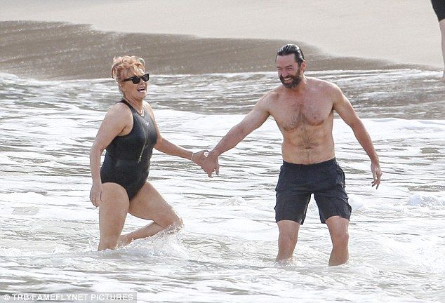 Είναι αυτό το απόλυτο ζευγάρι; Ο σέξι star μαζί με την αρκετά μεγαλύτερη σύζυγό του