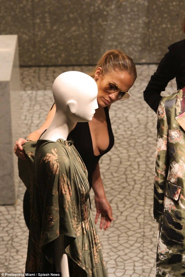 Αποκαλυπτική και σέξι: Δείτε πώς πάει για shopping η Jennifer Lopez