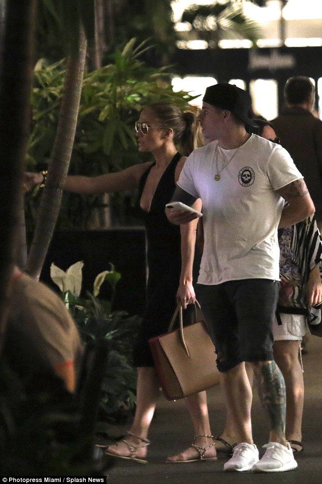 Αποκαλυπτική και σέξι: Δείτε πώς πάει για shopping η Jennifer Lopez
