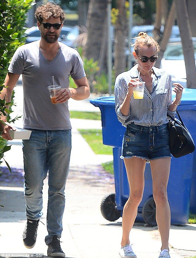 Ποια ανορεξία; Η νέα εμφάνιση της Diane Kruger με καυτό σορτς διαψεύδει τις φήμες