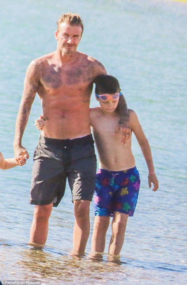Οι νέες φωτογραφίες των Beckhams από την Ελλάδα και η αλλαγή στην εμφάνιση της Victoria