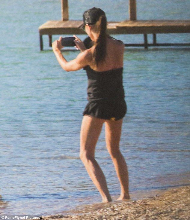 Οι νέες φωτογραφίες των Beckhams από την Ελλάδα και η αλλαγή στην εμφάνιση της Victoria