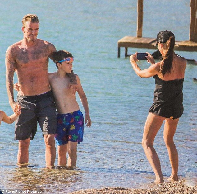 Οι νέες φωτογραφίες των Beckhams από την Ελλάδα και η αλλαγή στην εμφάνιση της Victoria