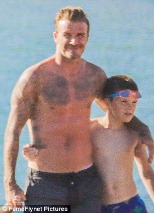 Οι νέες φωτογραφίες των Beckhams από την Ελλάδα και η αλλαγή στην εμφάνιση της Victoria