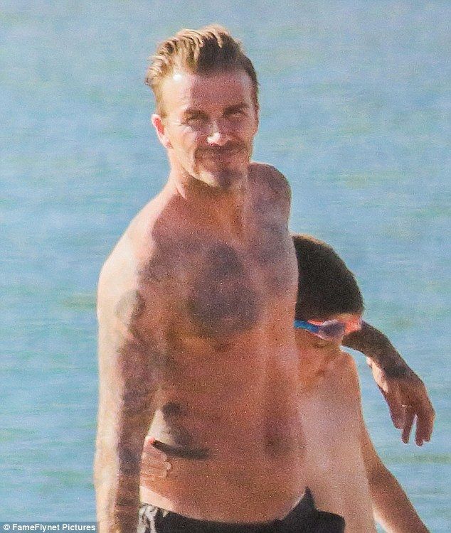 Οι νέες φωτογραφίες των Beckhams από την Ελλάδα και η αλλαγή στην εμφάνιση της Victoria