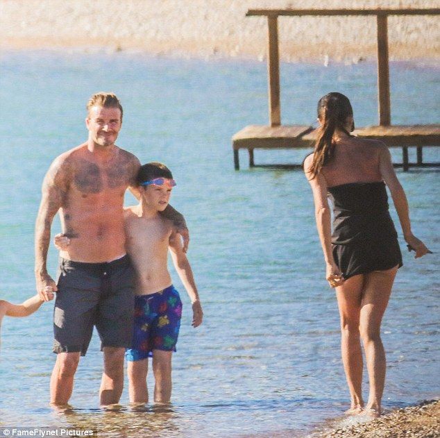 Οι νέες φωτογραφίες των Beckhams από την Ελλάδα και η αλλαγή στην εμφάνιση της Victoria