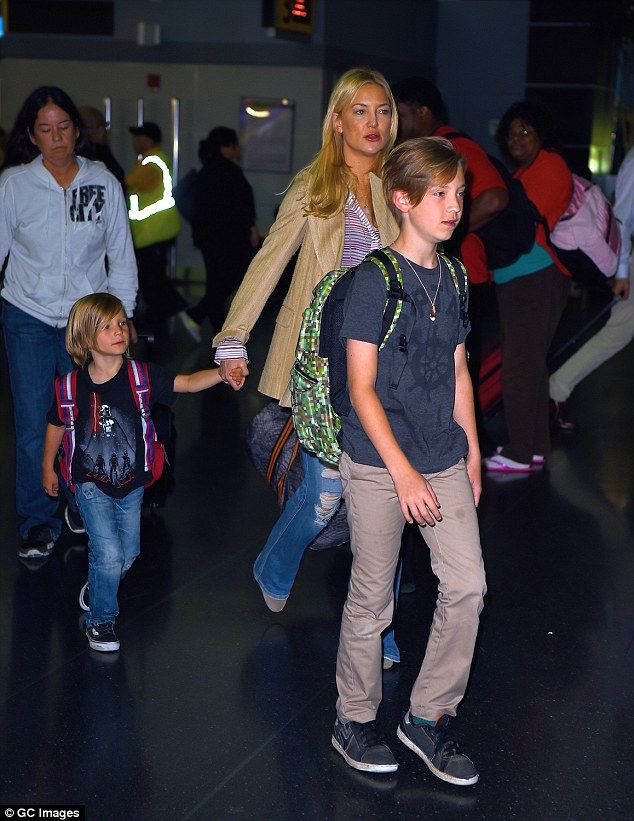 Πόσο κούκλοι: Οι γιοι της Kate Hudson σε σπάνια εμφάνιση με τη διάσημη μαμά τους