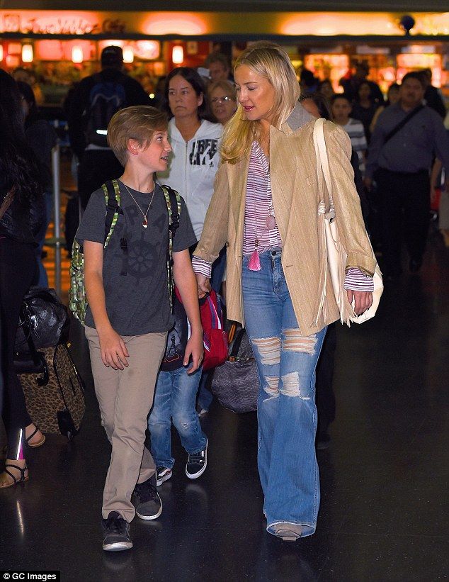 Πόσο κούκλοι: Οι γιοι της Kate Hudson σε σπάνια εμφάνιση με τη διάσημη μαμά τους