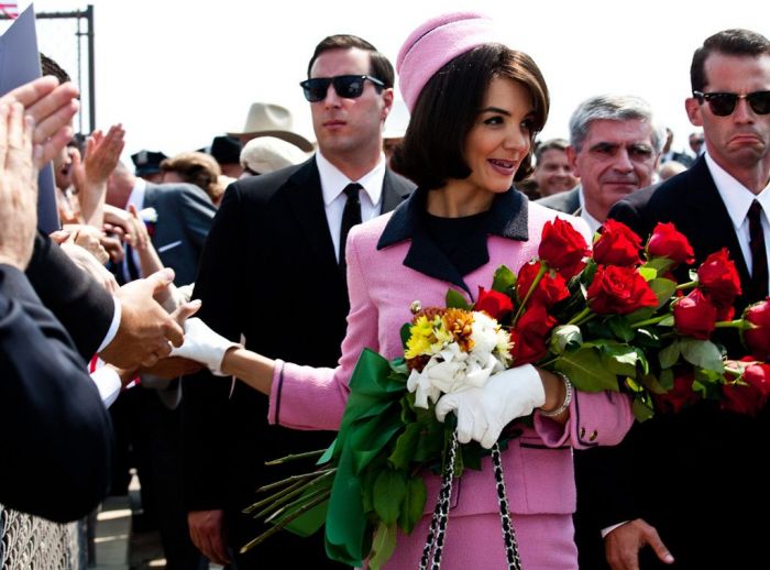 Φωτογραφίες: Η Katie Holmes υποδύεται τη Jackie Kennedy και είναι πιο κομψή από ποτέ