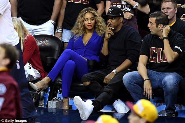Queen B: Πώς η Beyoncé κατάφερε να κλέψει την παράσταση σε ένα γεμάτο γήπεδο μπάσκετ