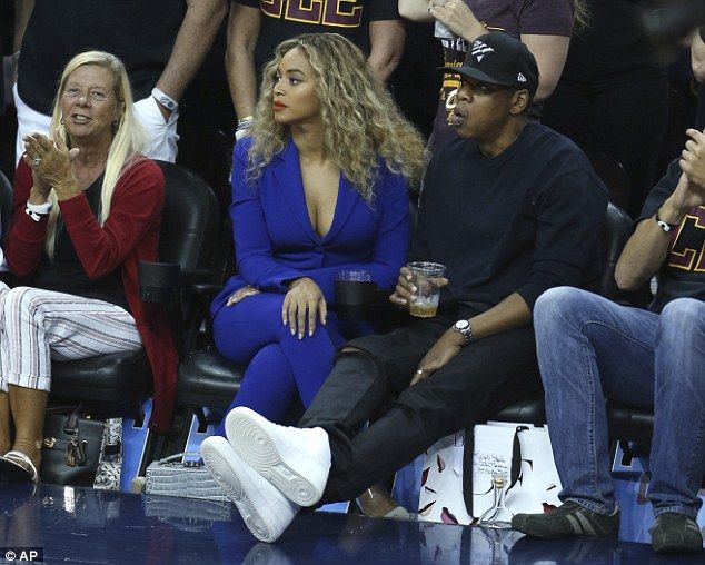 Queen B: Πώς η Beyoncé κατάφερε να κλέψει την παράσταση σε ένα γεμάτο γήπεδο μπάσκετ