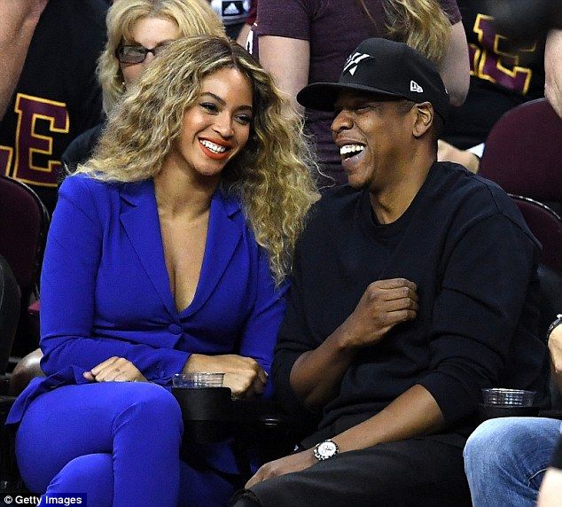 Queen B: Πώς η Beyoncé κατάφερε να κλέψει την παράσταση σε ένα γεμάτο γήπεδο μπάσκετ