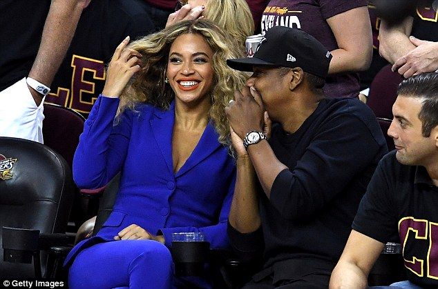 Queen B: Πώς η Beyoncé κατάφερε να κλέψει την παράσταση σε ένα γεμάτο γήπεδο μπάσκετ