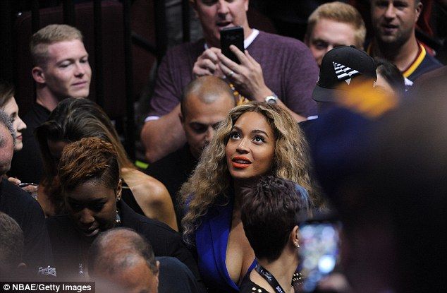 Queen B: Πώς η Beyoncé κατάφερε να κλέψει την παράσταση σε ένα γεμάτο γήπεδο μπάσκετ