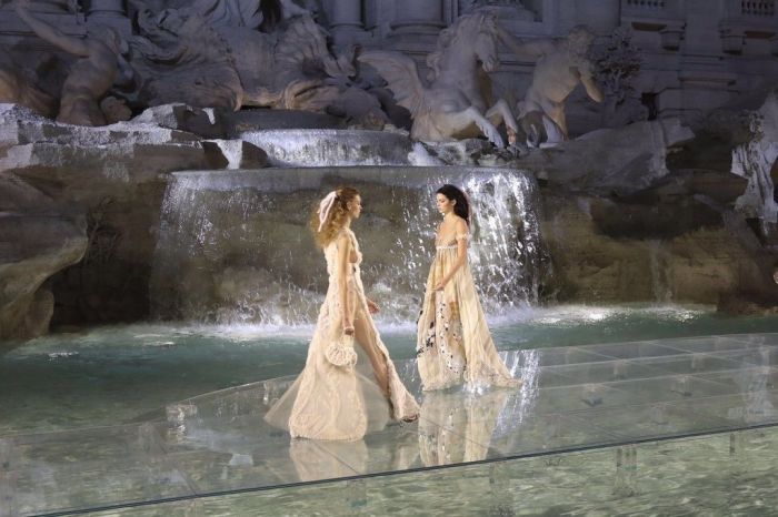 90 χρόνια Fendi: Φωτογραφίες και όλα όσα έγιναν στο μαγευτικό show στη Fontana di Trevi