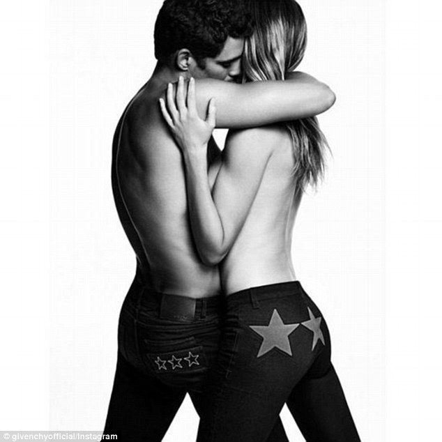 Καν’ το όπως η Kim! Η Gisele ποζάρει topless για τη νέα καμπάνια της Givenchy Jeans