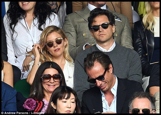 Ποιος πρώην; Η Sienna Miller στην πρώτη της εμφάνιση με το νέο της σύντροφο (photos)