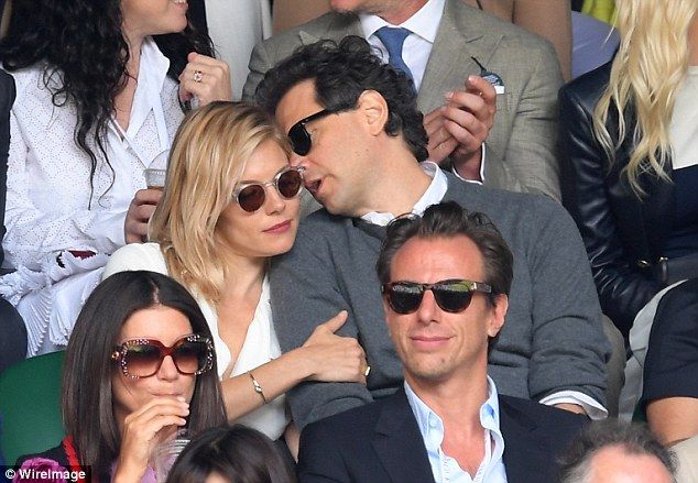 Ποιος πρώην; Η Sienna Miller στην πρώτη της εμφάνιση με το νέο της σύντροφο (photos)