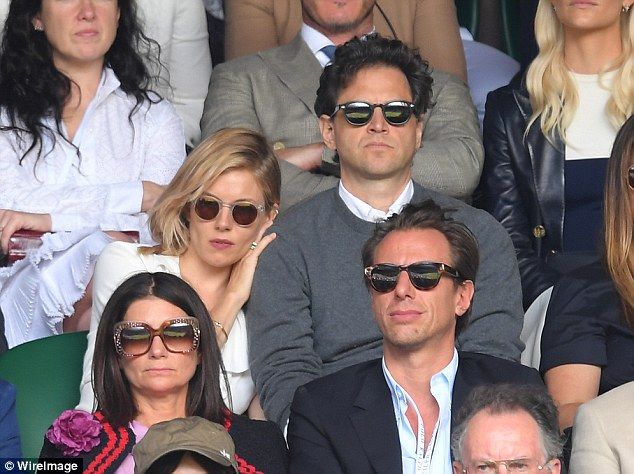 Ποιος πρώην; Η Sienna Miller στην πρώτη της εμφάνιση με το νέο της σύντροφο (photos)