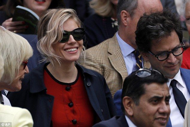 Ποιος πρώην; Η Sienna Miller στην πρώτη της εμφάνιση με το νέο της σύντροφο (photos)