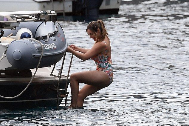 Εκρηκτική! Οι καμπύλες της Kelly Brook αναστάτωσαν το διαδίκτυο