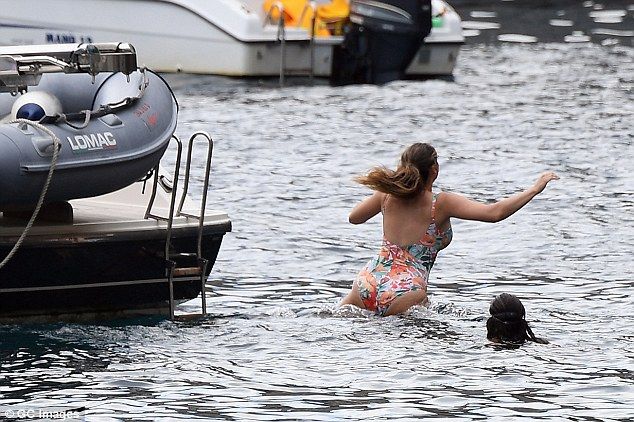 Εκρηκτική! Οι καμπύλες της Kelly Brook αναστάτωσαν το διαδίκτυο