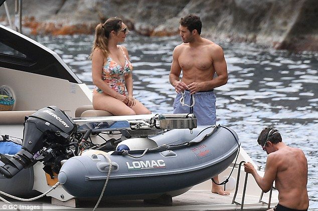Εκρηκτική! Οι καμπύλες της Kelly Brook αναστάτωσαν το διαδίκτυο