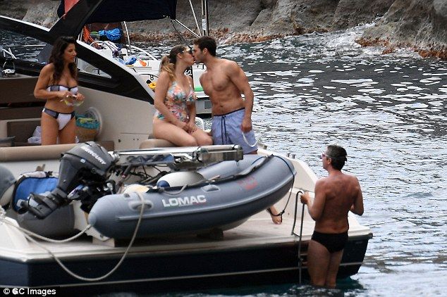 Εκρηκτική! Οι καμπύλες της Kelly Brook αναστάτωσαν το διαδίκτυο