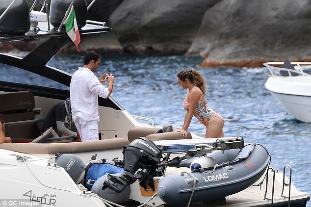 Εκρηκτική! Οι καμπύλες της Kelly Brook αναστάτωσαν το διαδίκτυο