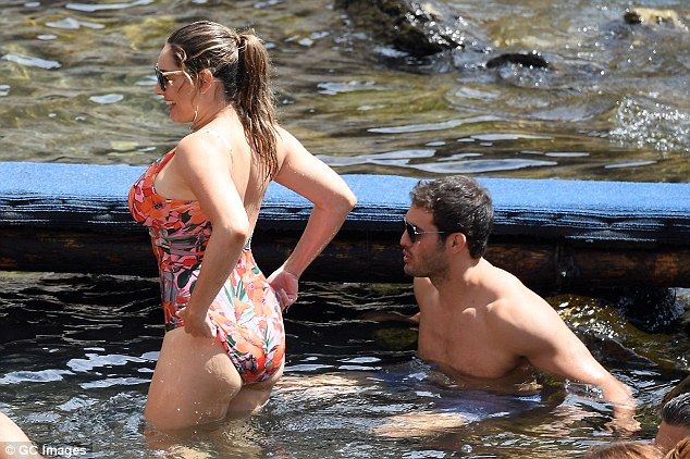 Εκρηκτική! Οι καμπύλες της Kelly Brook αναστάτωσαν το διαδίκτυο