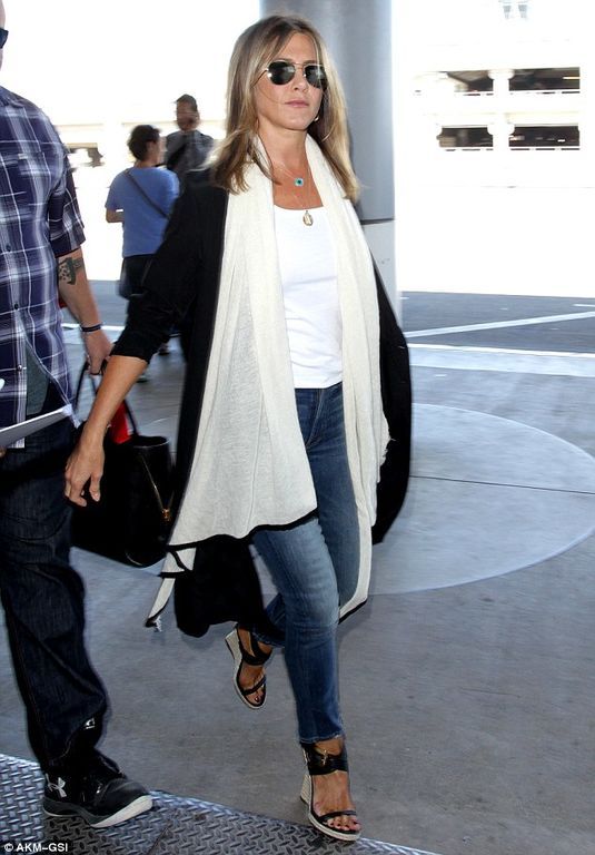 Jennifer Aniston: Μετά το δημόσιο ξέσπασμά της, εμφανίζεται πιο κούκλα και λαμπερή από ποτέ