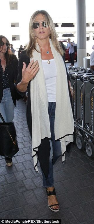 Jennifer Aniston: Μετά το δημόσιο ξέσπασμά της, εμφανίζεται πιο κούκλα και λαμπερή από ποτέ