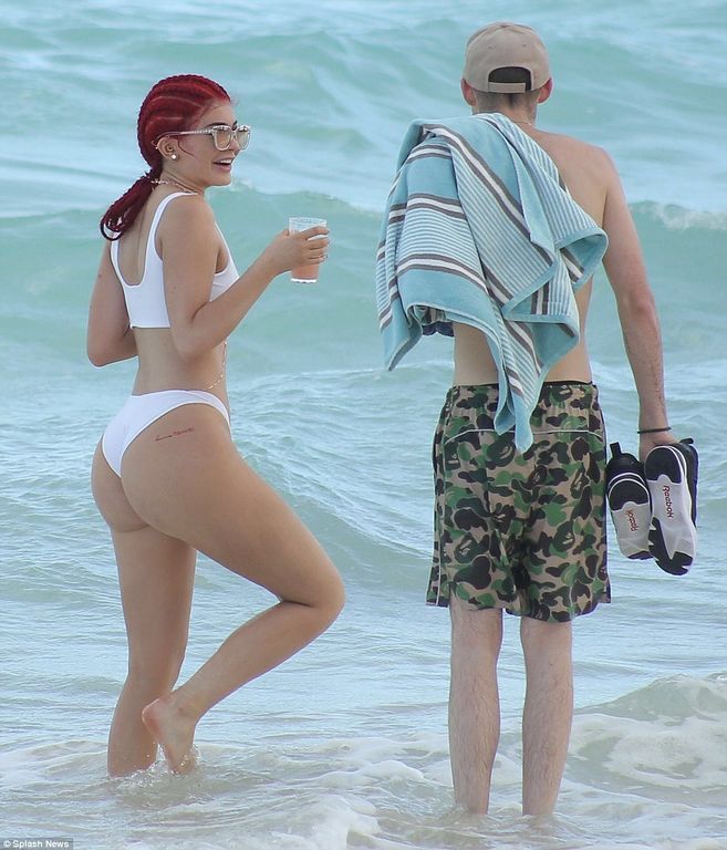 What?? Η Kylie Jenner έβαψε κόκκινα τα μαλλιά της?