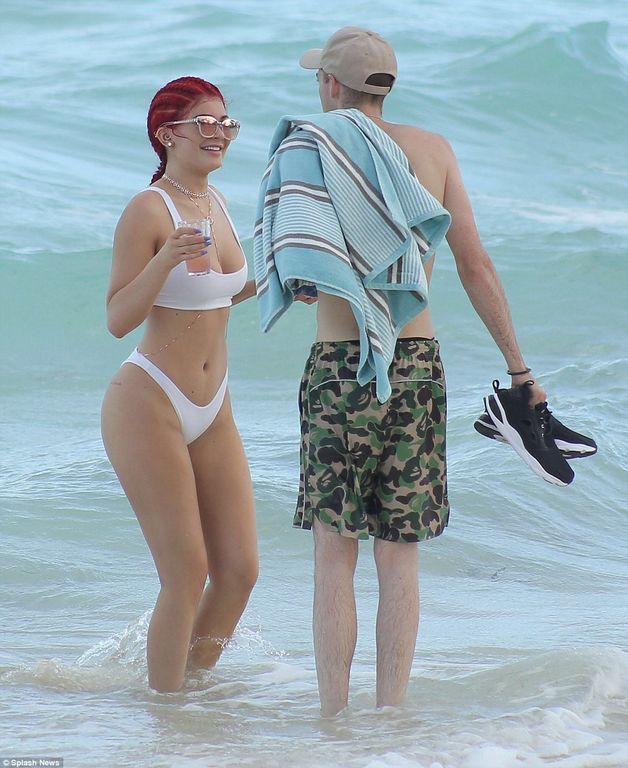 What?? Η Kylie Jenner έβαψε κόκκινα τα μαλλιά της?