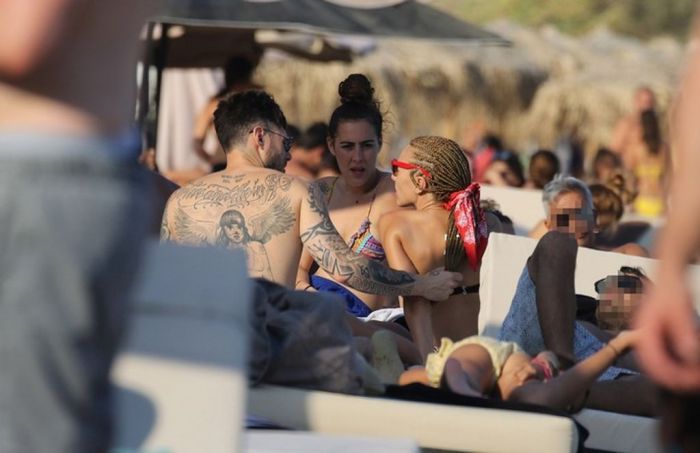 Η Τάμτα σε μία σπάνια εμφάνιση με την κόρη της και τον Κασιδόκωστα