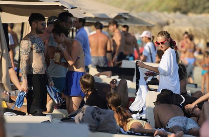 Η Τάμτα σε μία σπάνια εμφάνιση με την κόρη της και τον Κασιδόκωστα