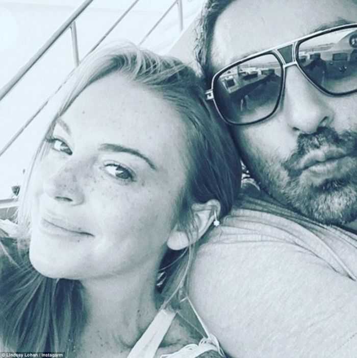 Τι γίνεται τελικά με την εγκυμοσύνη της star; Κάνε λίγο focus στην κοιλίτσα της