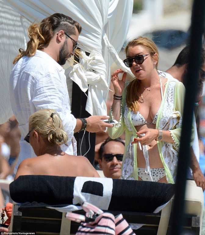 Τι γίνεται τελικά με την εγκυμοσύνη της star; Κάνε λίγο focus στην κοιλίτσα της