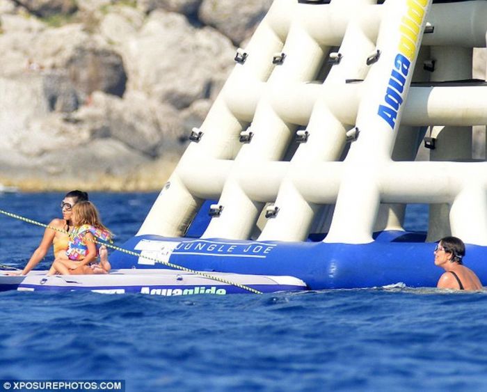 Τα παιδία παίζει! Δες την Kourtney Kardashian σε φουσκωτά παιχνίδια στη θάλασσα