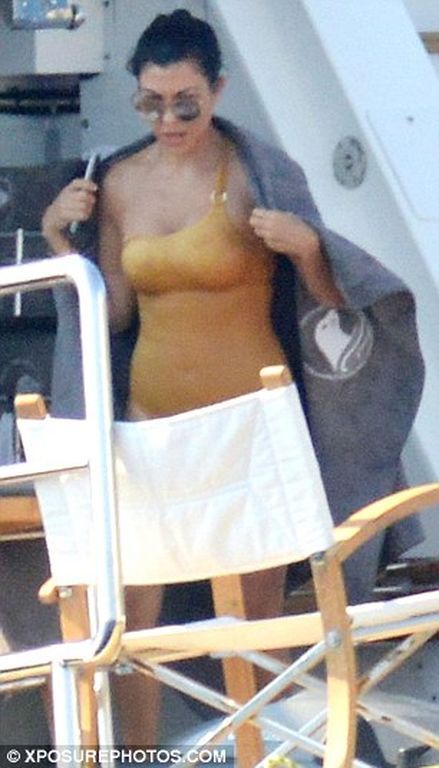 Τα παιδία παίζει! Δες την Kourtney Kardashian σε φουσκωτά παιχνίδια στη θάλασσα
