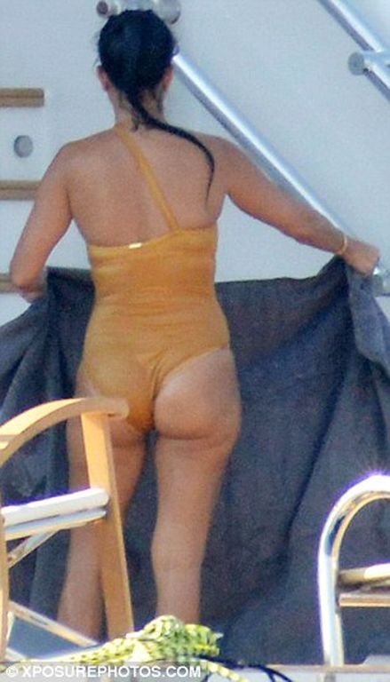 Τα παιδία παίζει! Δες την Kourtney Kardashian σε φουσκωτά παιχνίδια στη θάλασσα