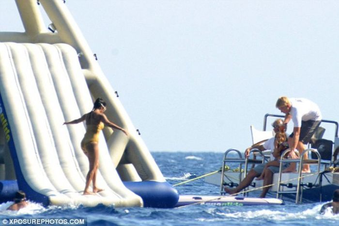 Τα παιδία παίζει! Δες την Kourtney Kardashian σε φουσκωτά παιχνίδια στη θάλασσα