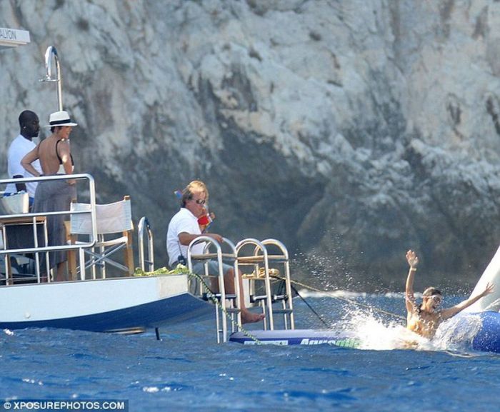 Τα παιδία παίζει! Δες την Kourtney Kardashian σε φουσκωτά παιχνίδια στη θάλασσα