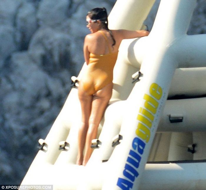 Τα παιδία παίζει! Δες την Kourtney Kardashian σε φουσκωτά παιχνίδια στη θάλασσα