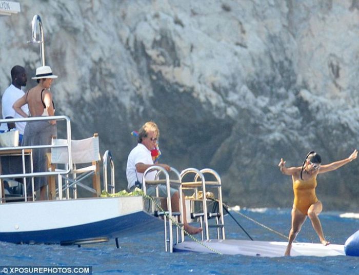 Τα παιδία παίζει! Δες την Kourtney Kardashian σε φουσκωτά παιχνίδια στη θάλασσα